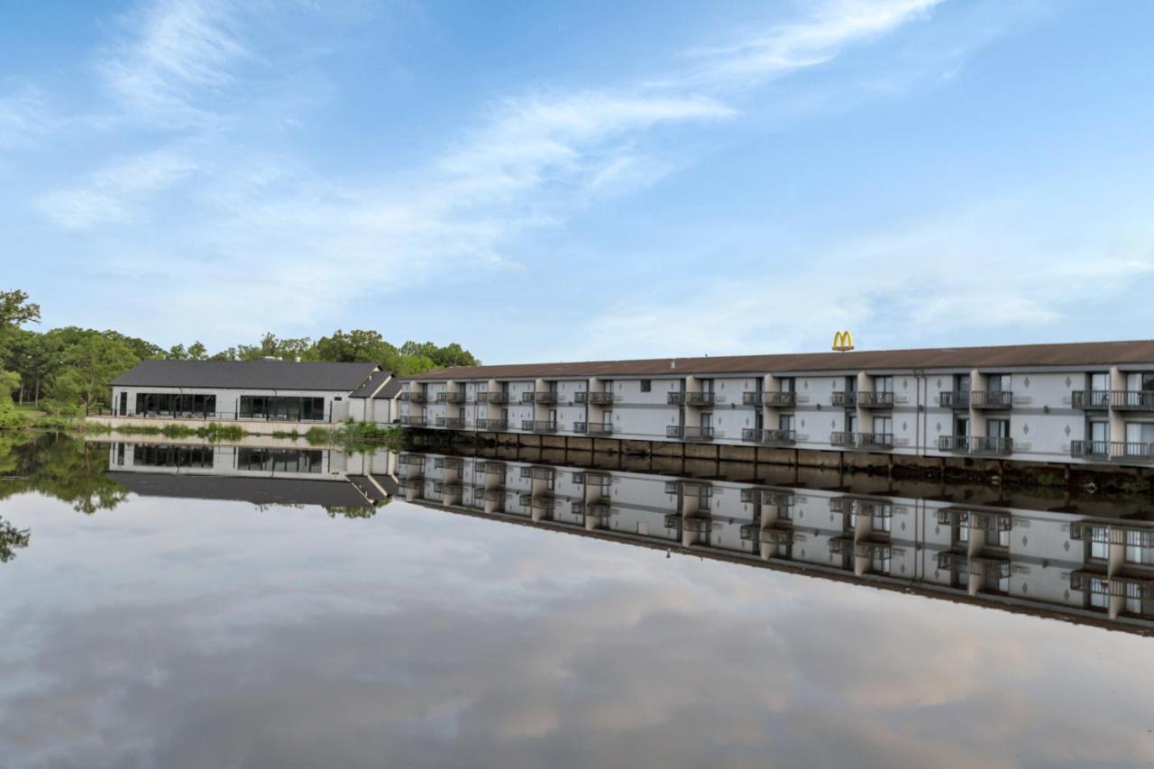 | Waterbird Lakeside Inn