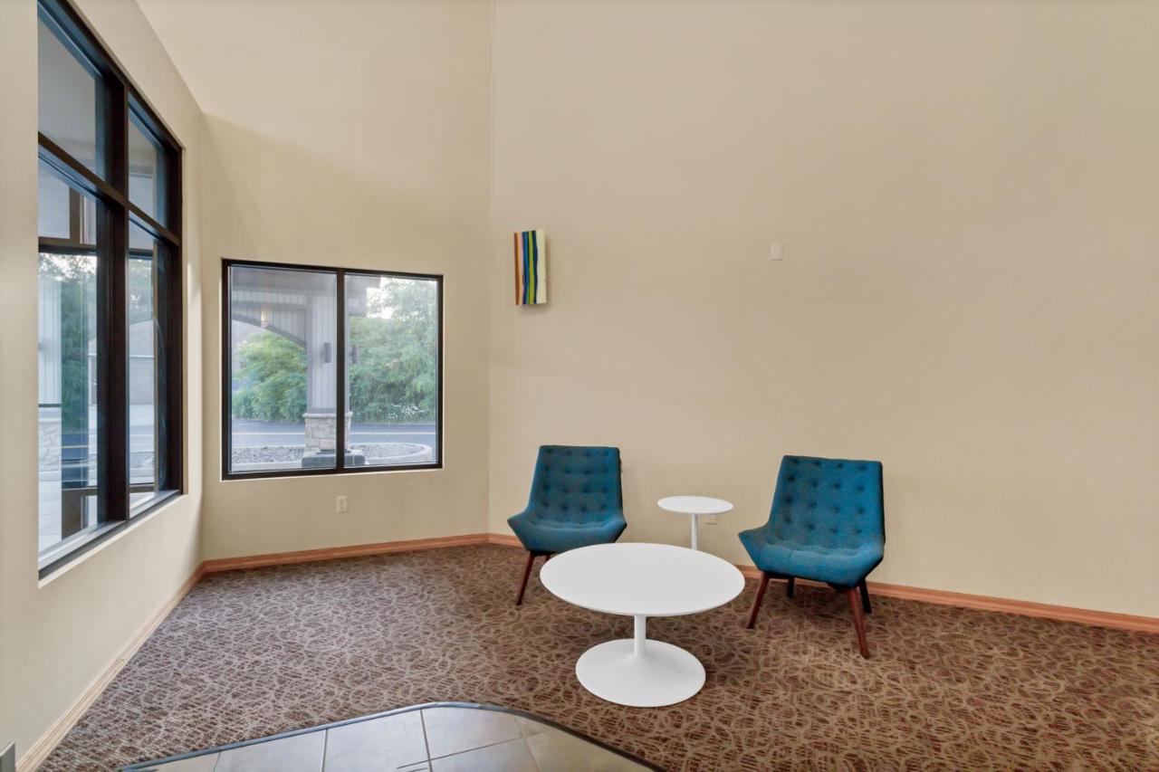 | Waterbird Lakeside Inn