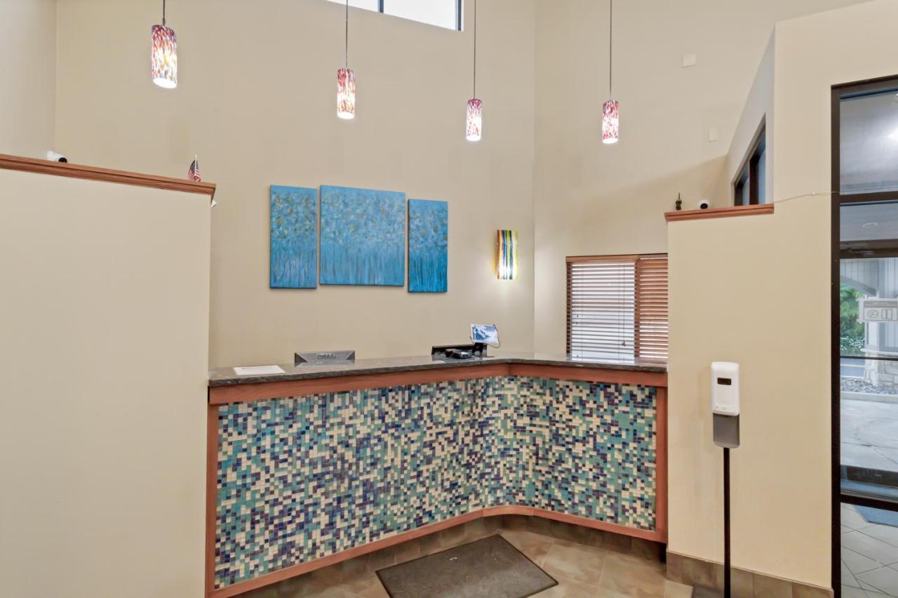 | Waterbird Lakeside Inn