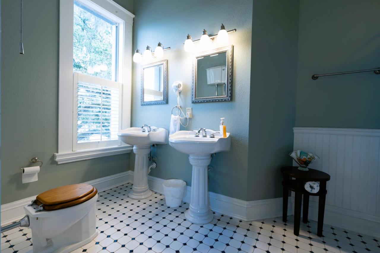  | Oak Park Inn by OYO