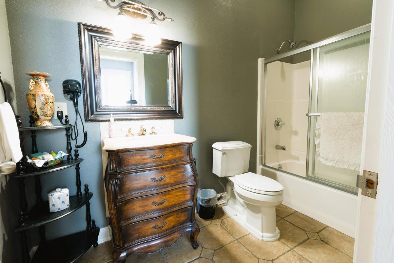  | Oak Park Inn by OYO