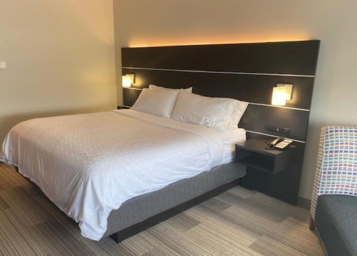Leisure King Room - Non-Smoking at Holiday Inn Express & Suites Warrensburg North, an IHG Hotel