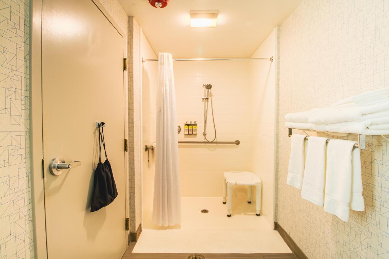 | Holiday Inn Express & Suites - Lincoln East - White Mountains, an IHG Hotel