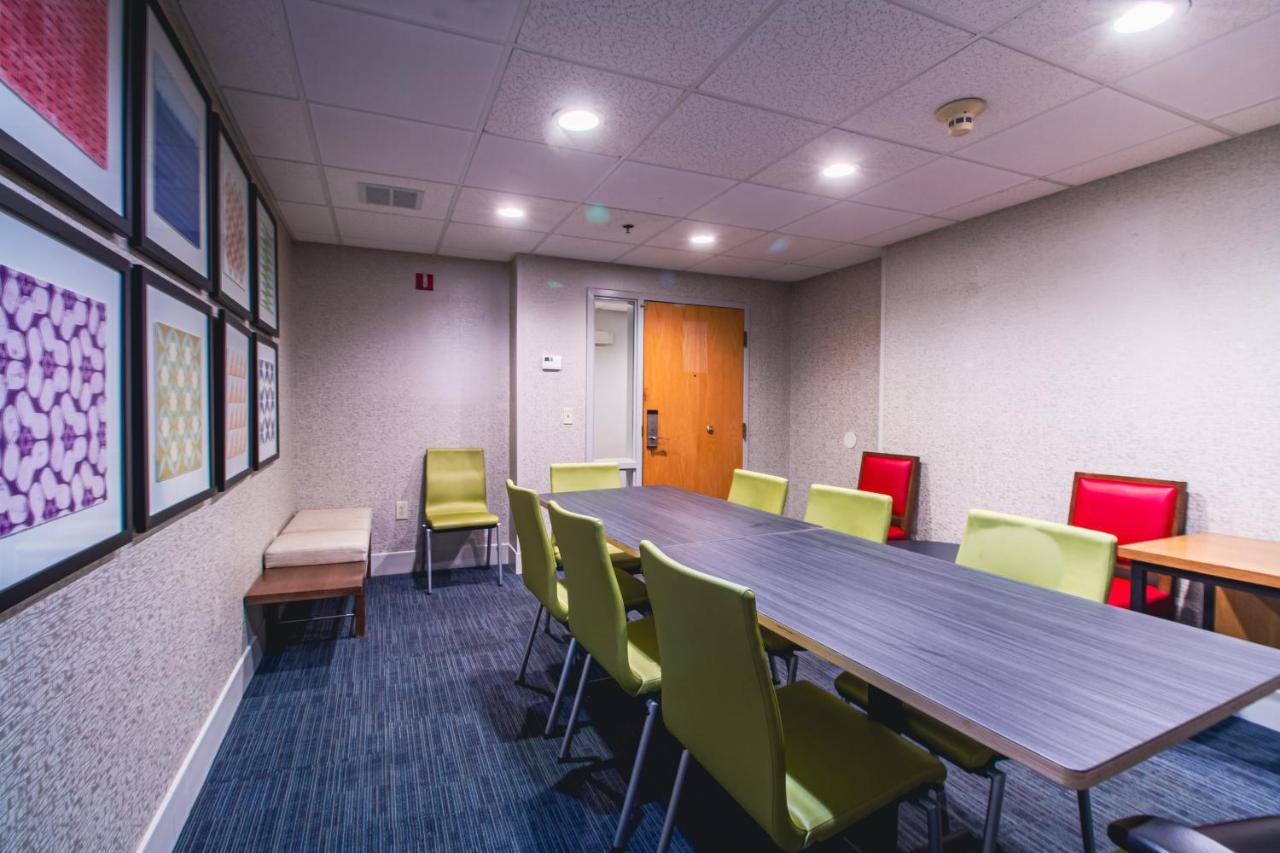 | Holiday Inn Express & Suites - Lincoln East - White Mountains, an IHG Hotel
