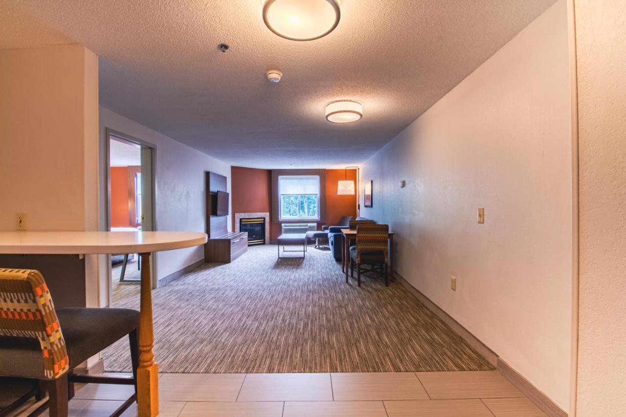 | Holiday Inn Express & Suites - Lincoln East - White Mountains, an IHG Hotel