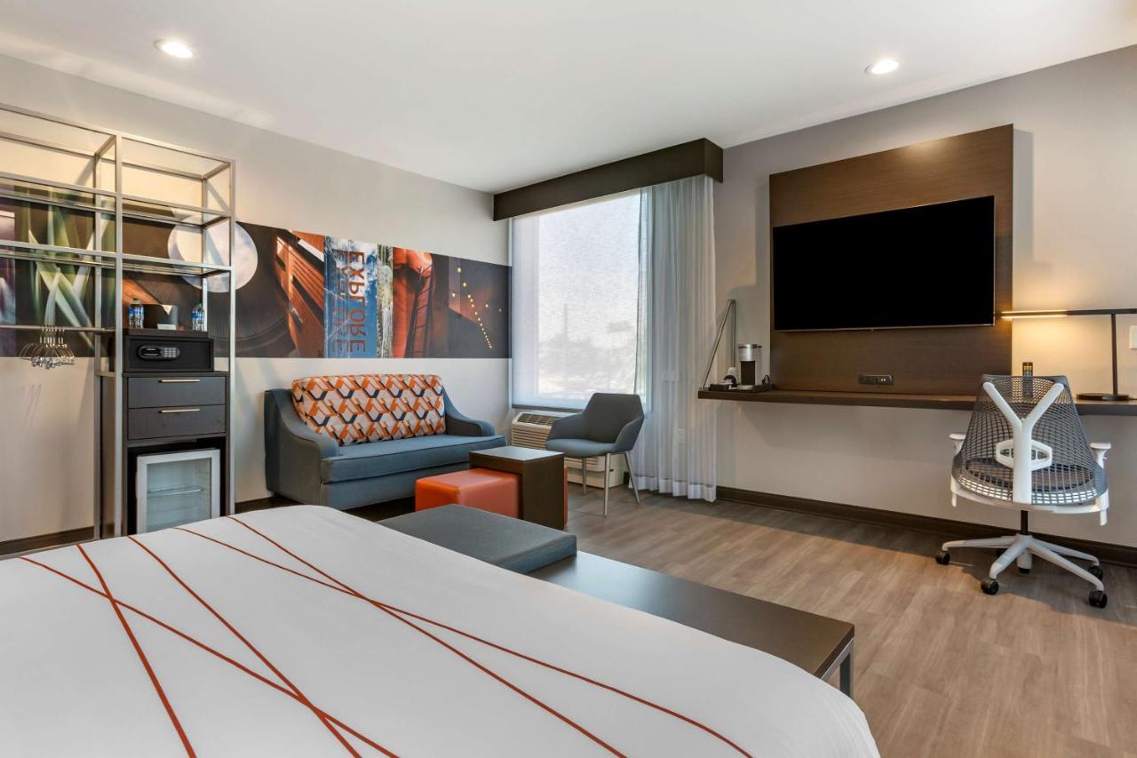 King Corner Room with Walk In Shower - Mobility Accessible/Non-Smoking at Vīb Hotel by Best Western Phoenix - Tempe