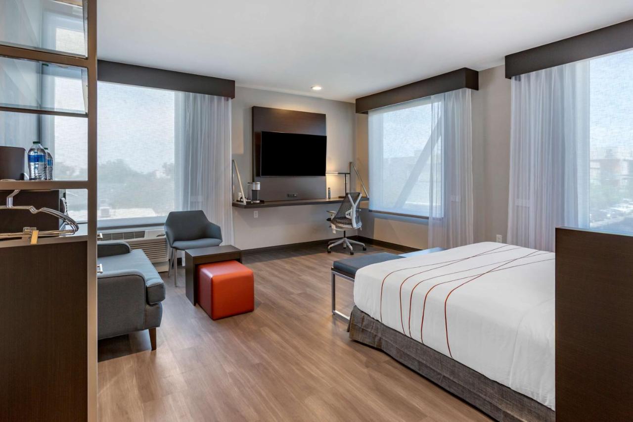 King Corner Room with Walk In Shower - Mobility Accessible/Non-Smoking at Vīb Hotel by Best Western Phoenix - Tempe