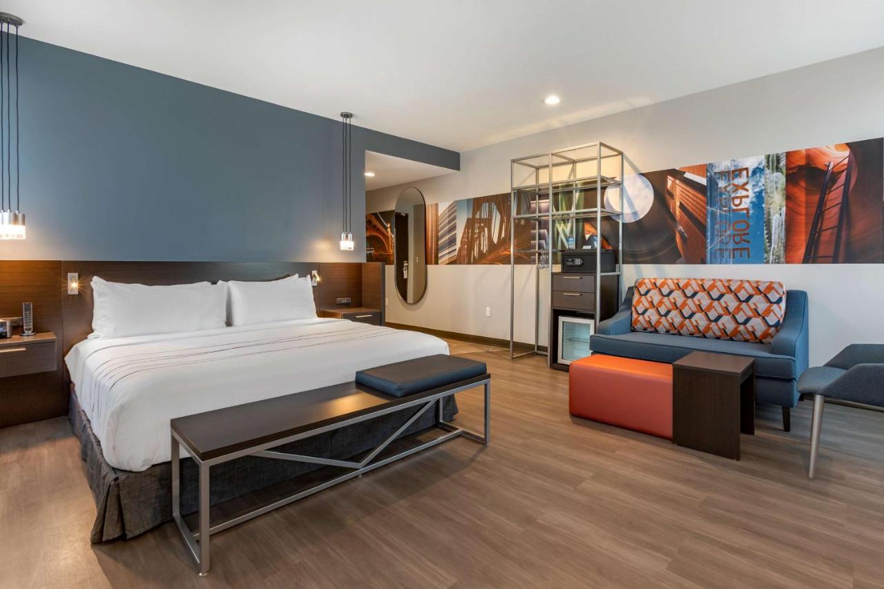 King Corner Room with Walk In Shower - Mobility Accessible/Non-Smoking at Vīb Hotel by Best Western Phoenix - Tempe