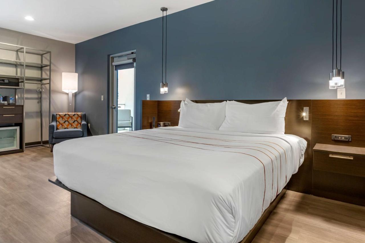 King Room with Walk In Shower - Mobility Accessible/Non-Smoking at Vīb Hotel by Best Western Phoenix - Tempe