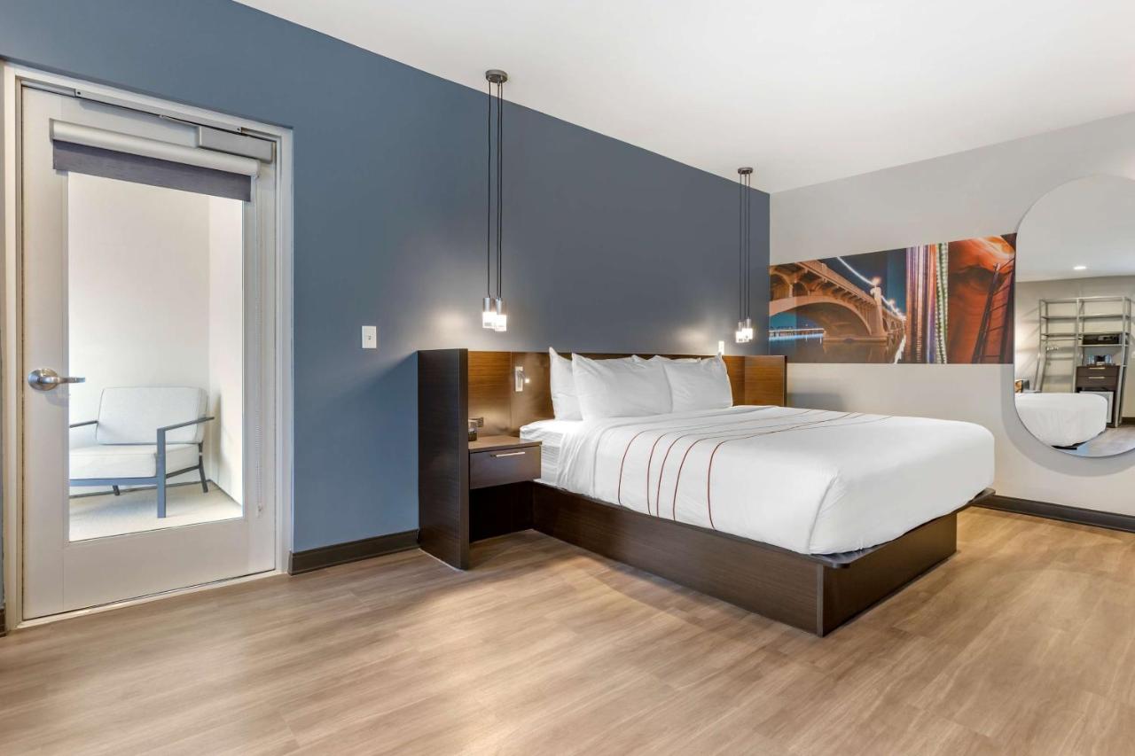 King Corner Room with Rain Shower - Non-Smoking at Vīb Hotel by Best Western Phoenix - Tempe