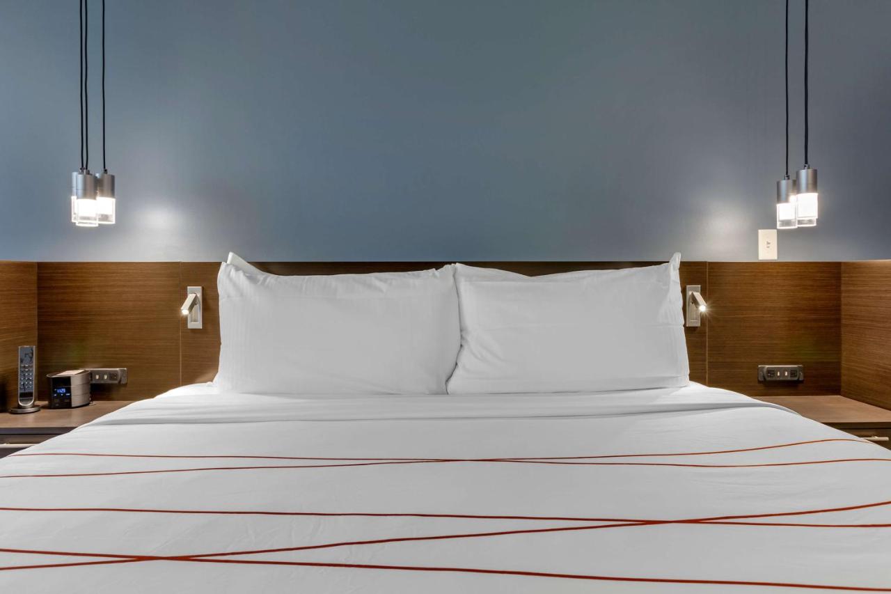 King Corner Room with Walk In Shower - Mobility Accessible/Non-Smoking at Vīb Hotel by Best Western Phoenix - Tempe