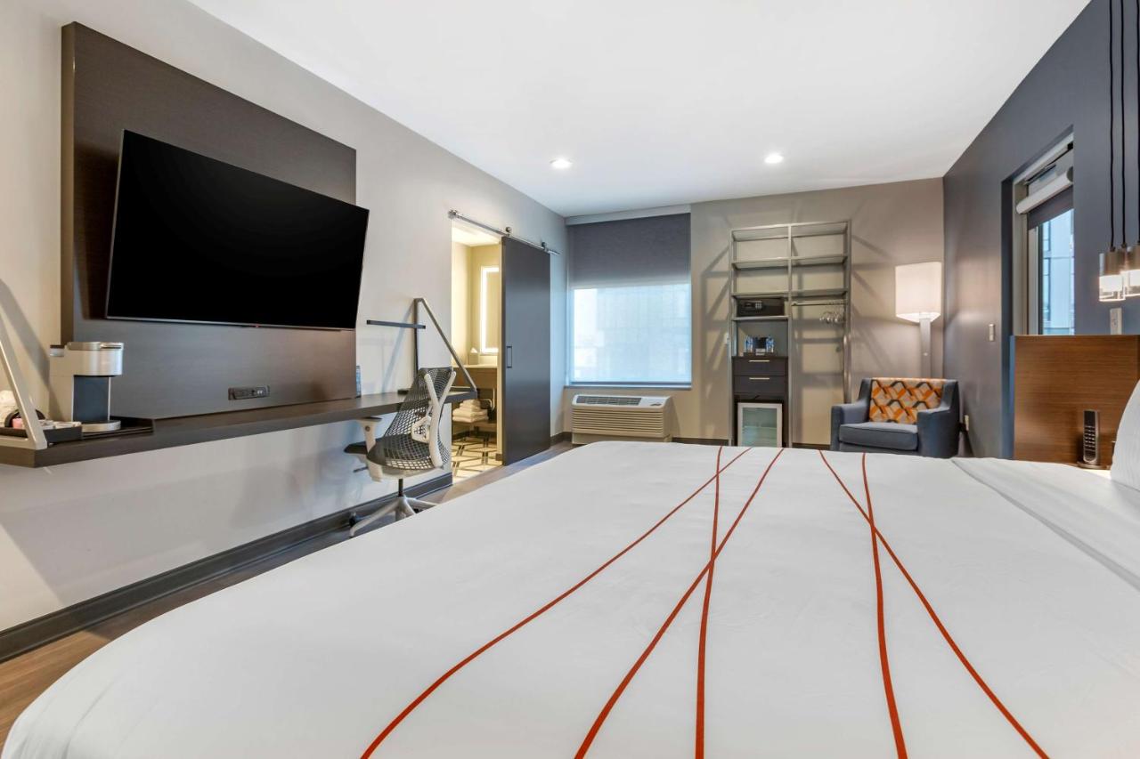 King Corner Room with Walk In Shower - Mobility Accessible/Non-Smoking at Vīb Hotel by Best Western Phoenix - Tempe