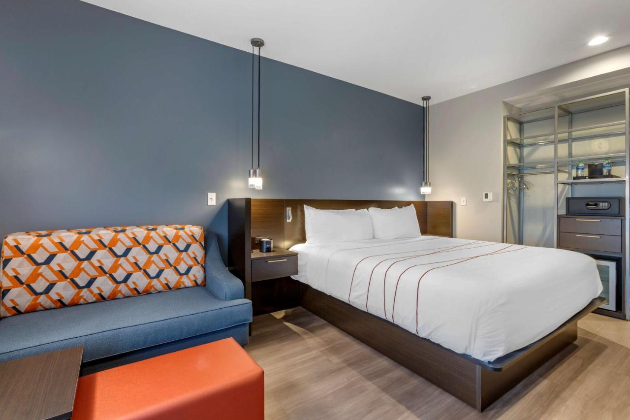 King Room with Rain Shower - Non-Smoking at Vīb Hotel by Best Western Phoenix - Tempe
