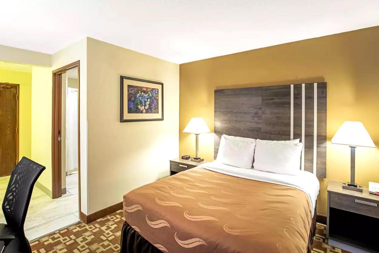 Single Room - Disability Access at Norwood Inn & Suites Milwaukee