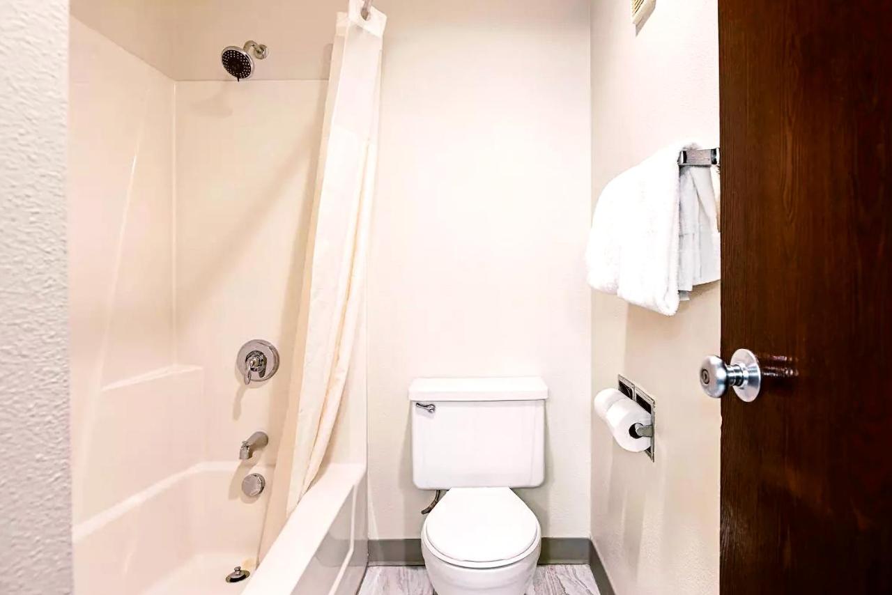 Single Room - Disability Access at Norwood Inn & Suites Milwaukee