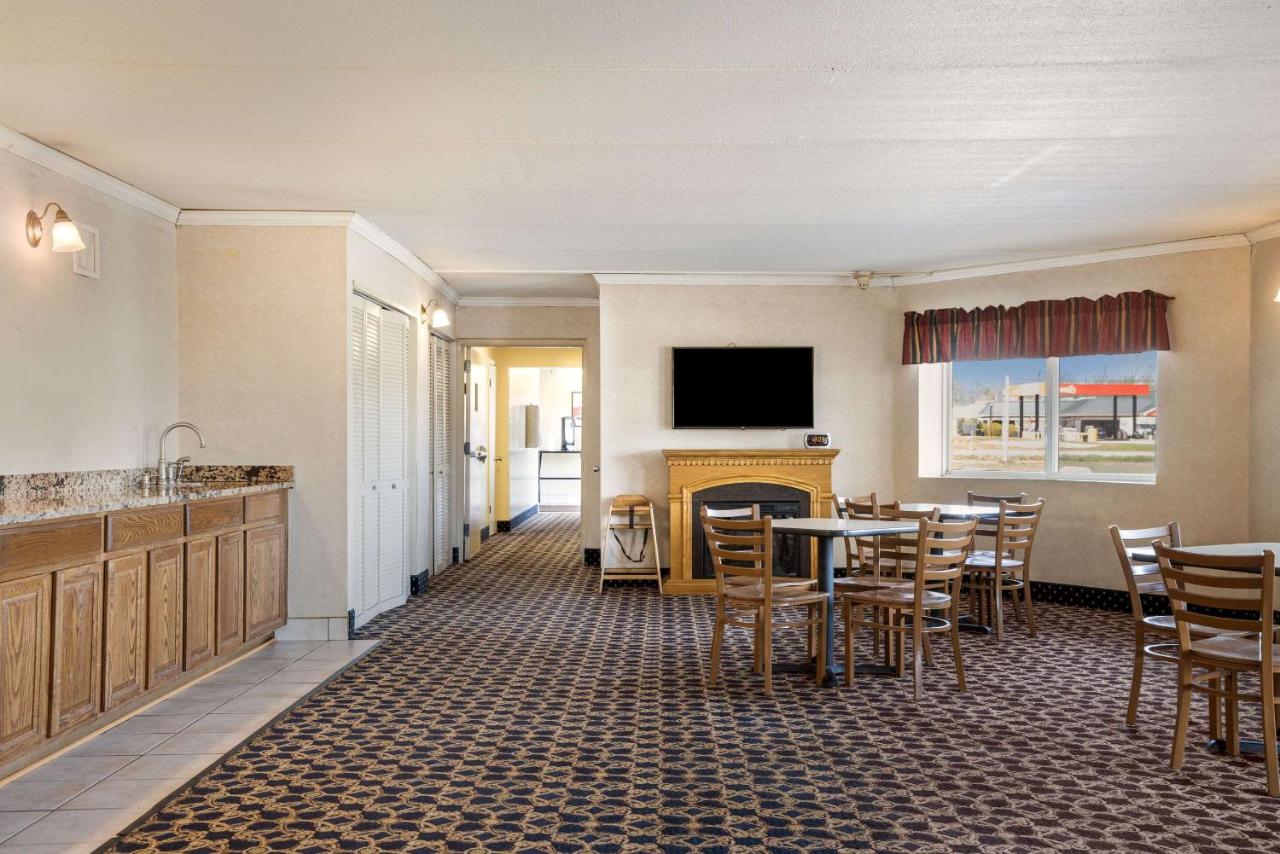 | Econo Lodge Darien Lakes