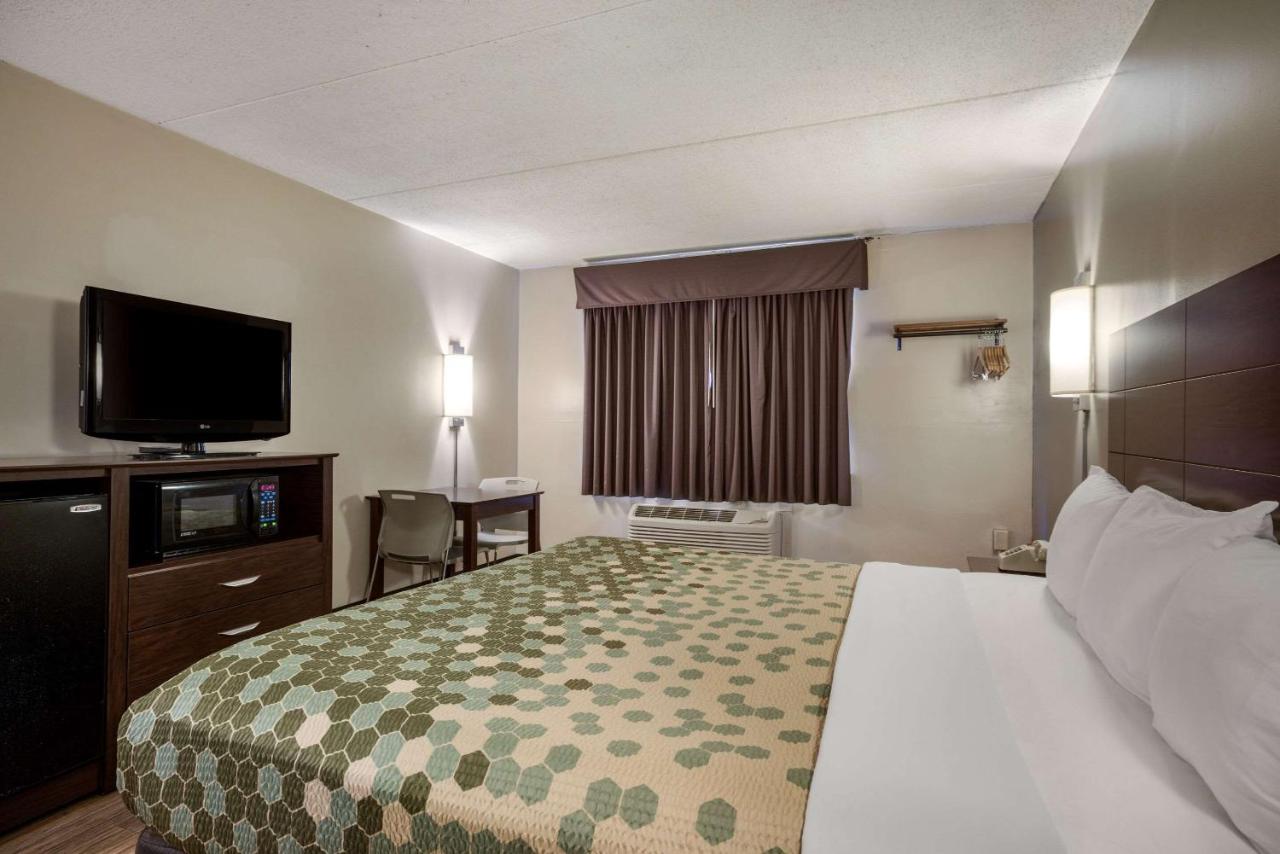 | Econo Lodge Darien Lakes