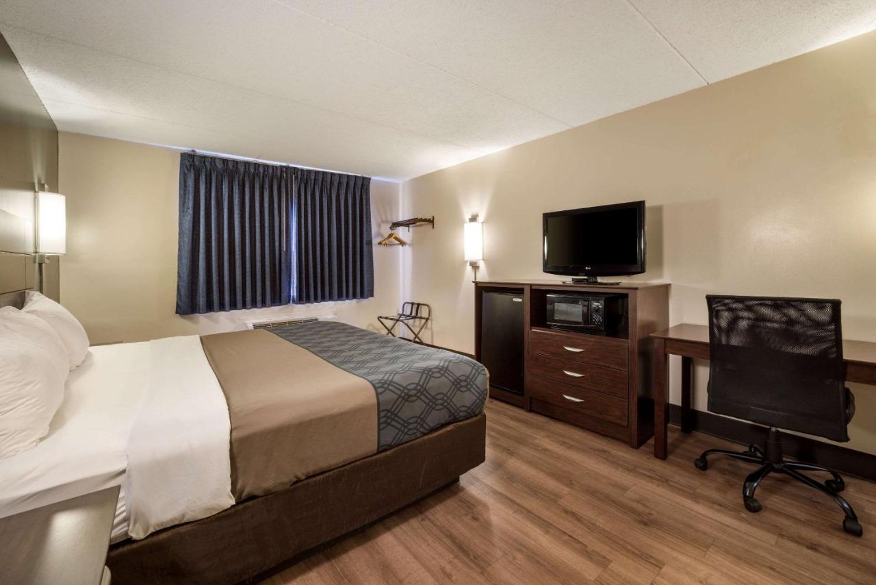 | Econo Lodge Darien Lakes