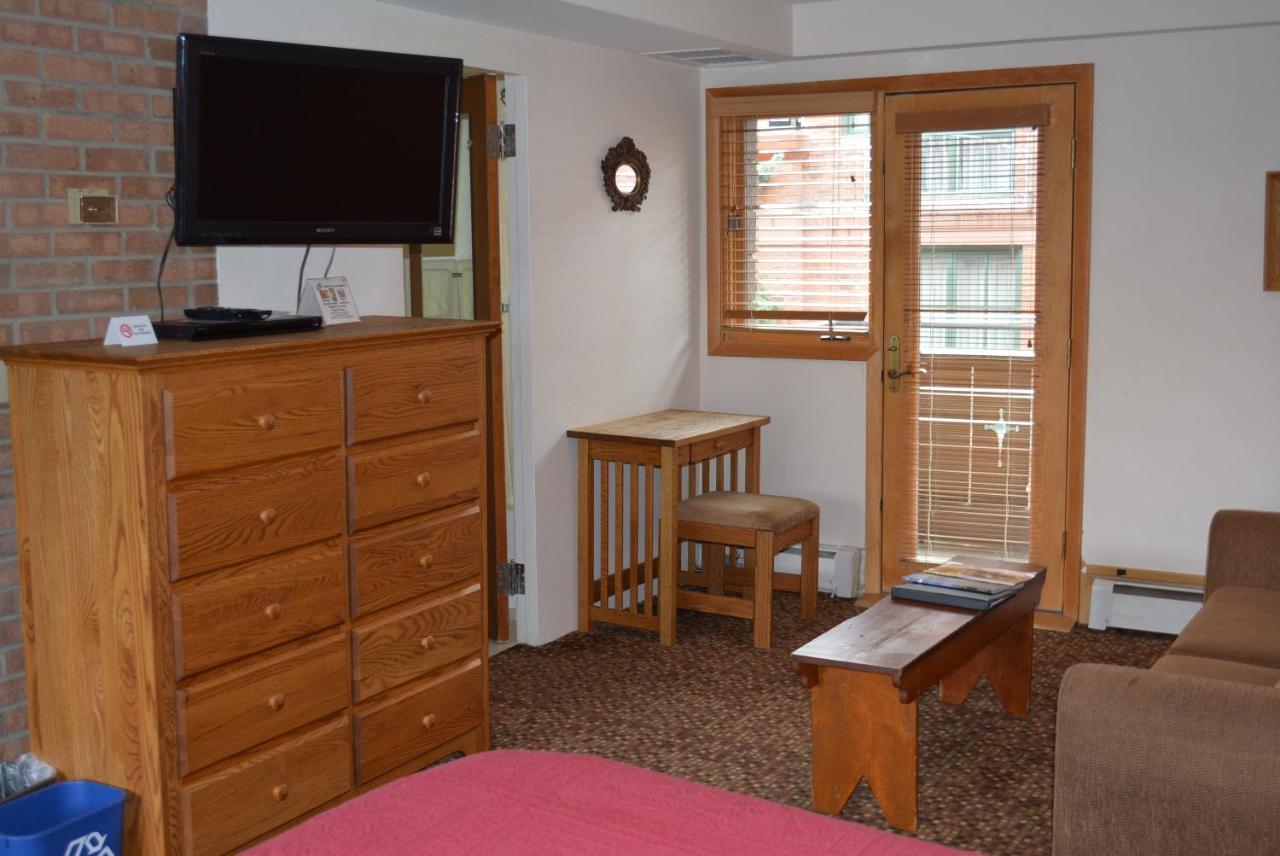 Quadruple Room with Balcony at Mountain Chalet Aspen