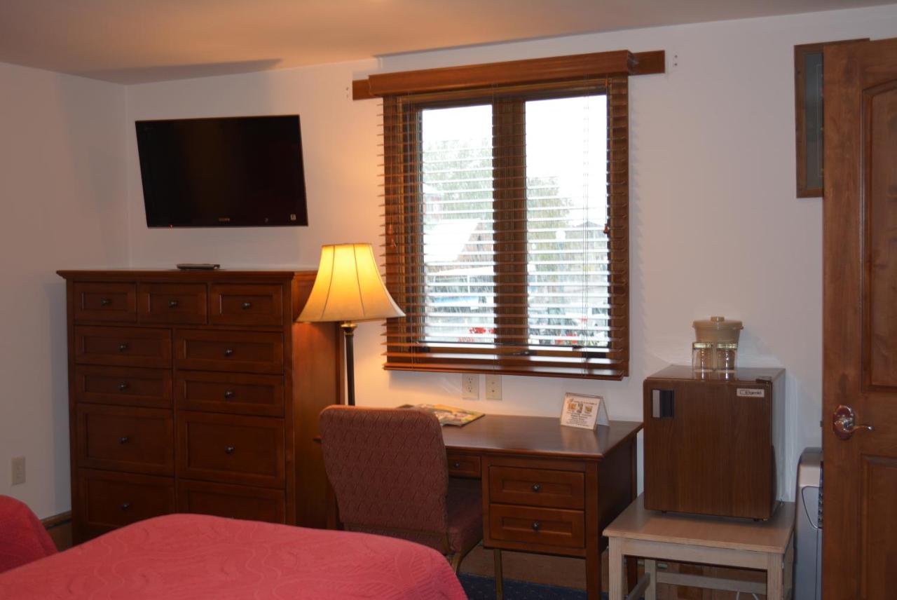 Budget Twin Room at Mountain Chalet Aspen