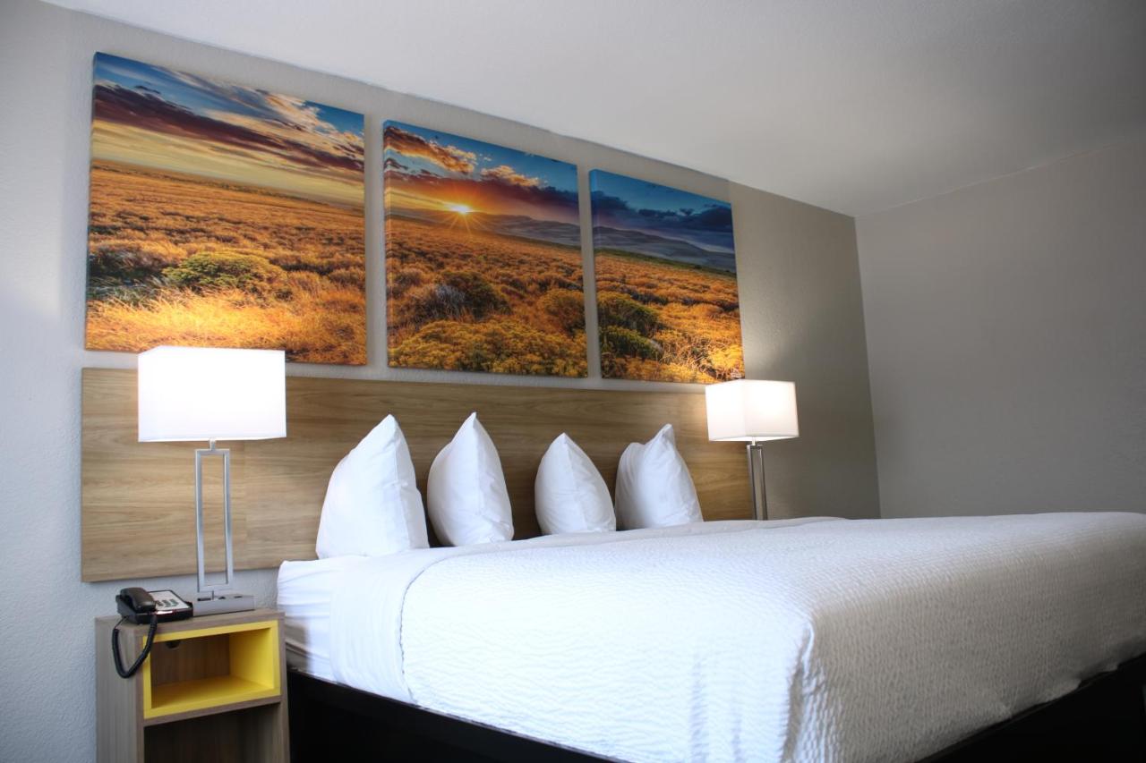 King Room - Non-Smoking at Days Inn by Wyndham Waco University Area