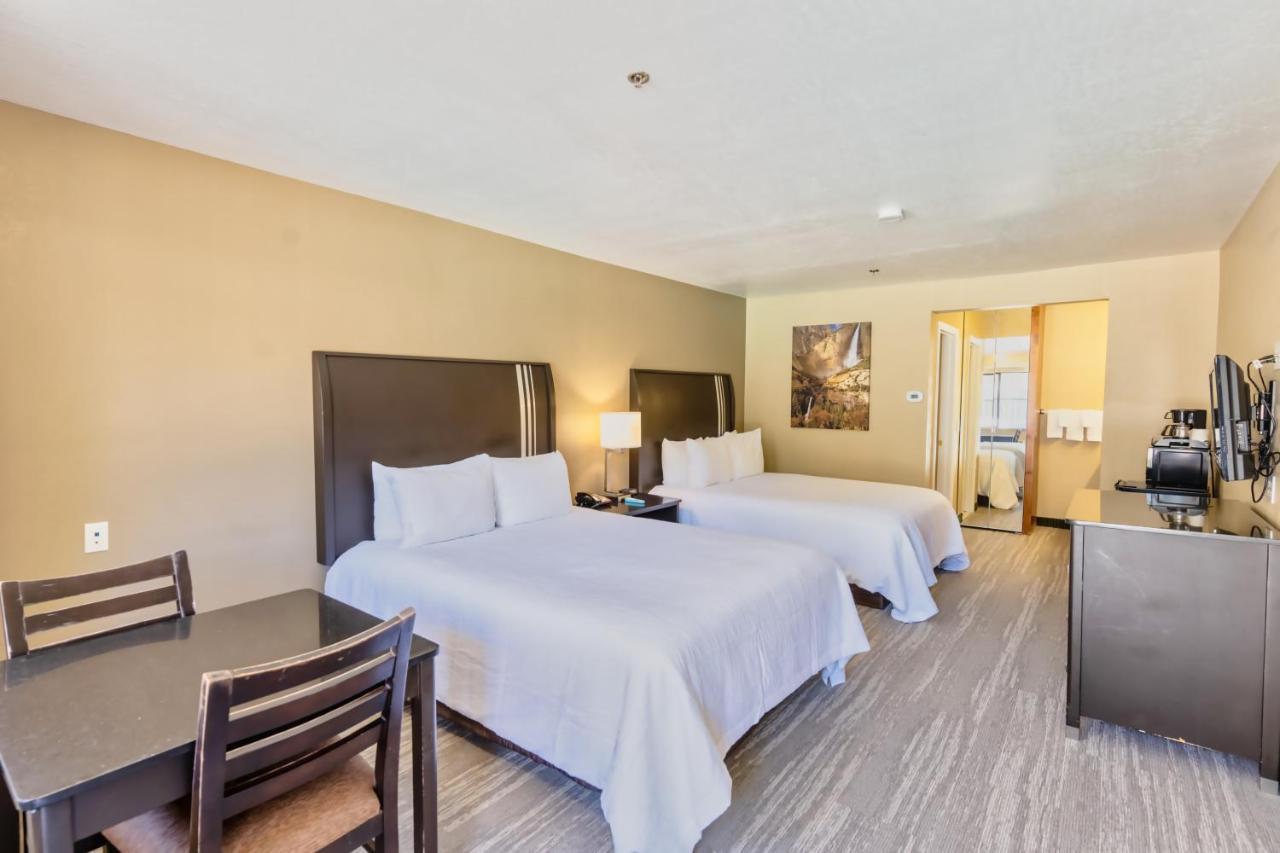 Deluxe Queen Room at The Oakhurst Inn at Yosemite