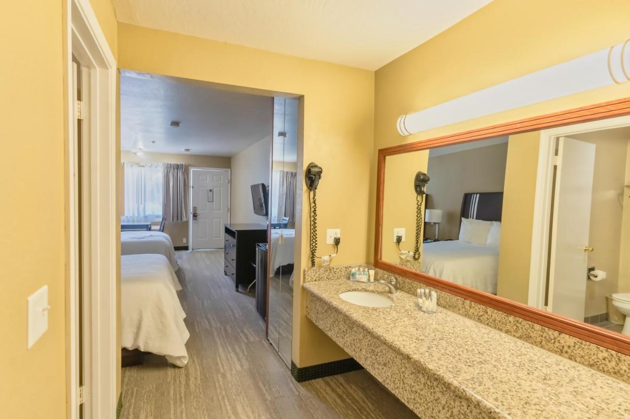 Deluxe Queen Room at The Oakhurst Inn at Yosemite