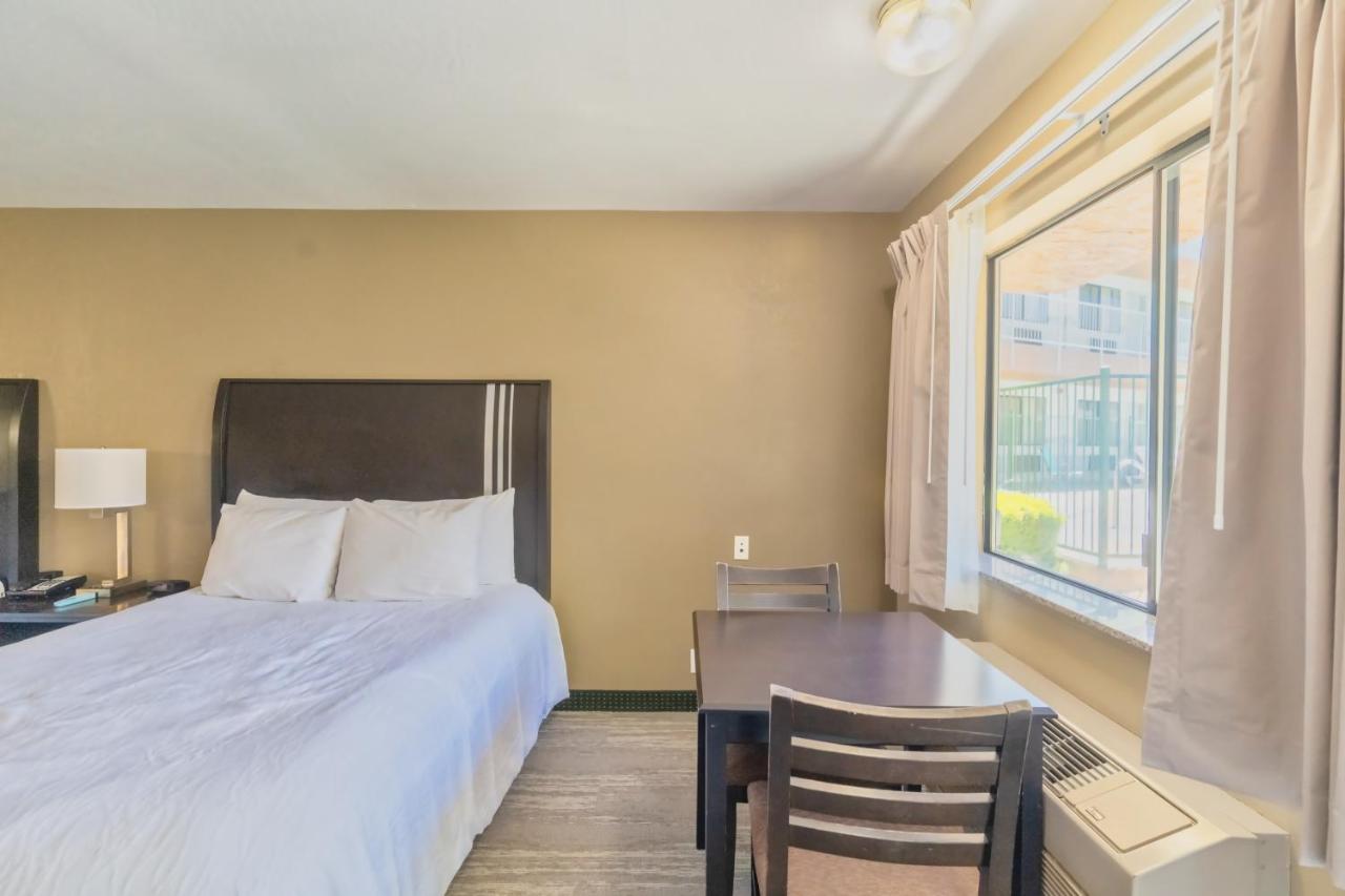 Deluxe Queen Room at The Oakhurst Inn at Yosemite