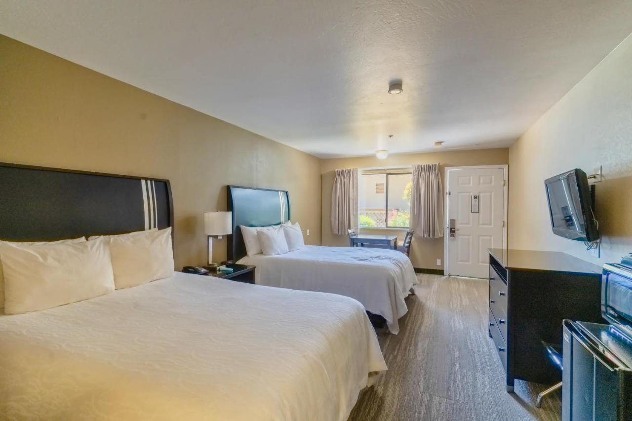 Deluxe Queen Room at The Oakhurst Inn at Yosemite
