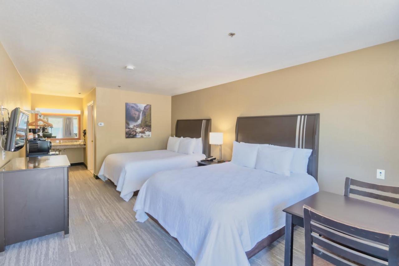 Queen Room with Two Queen Beds - Disability Access at The Oakhurst Inn at Yosemite