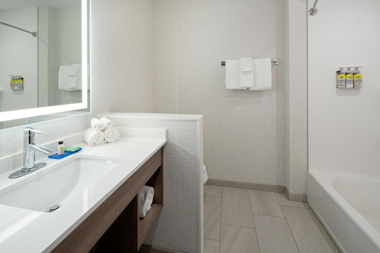  | Holiday Inn Express & Suites - Palm Desert - Millennium, an IHG Hotel