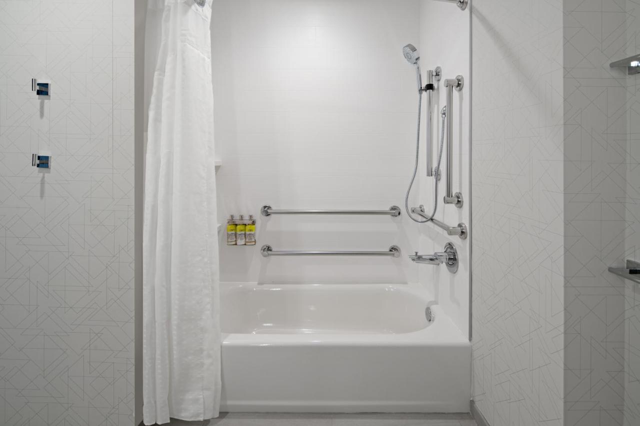 | Holiday Inn Express & Suites - Palm Desert - Millennium, an IHG Hotel