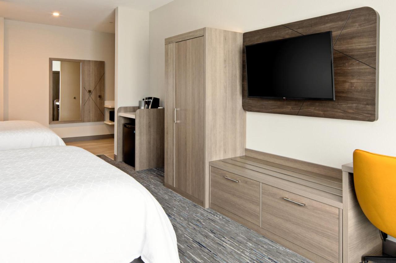 | Holiday Inn Express & Suites - Palm Desert - Millennium, an IHG Hotel