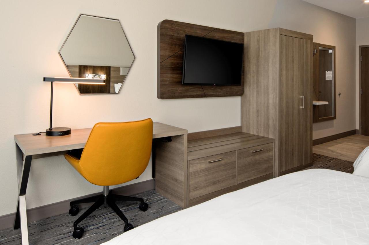 | Holiday Inn Express & Suites - Palm Desert - Millennium, an IHG Hotel