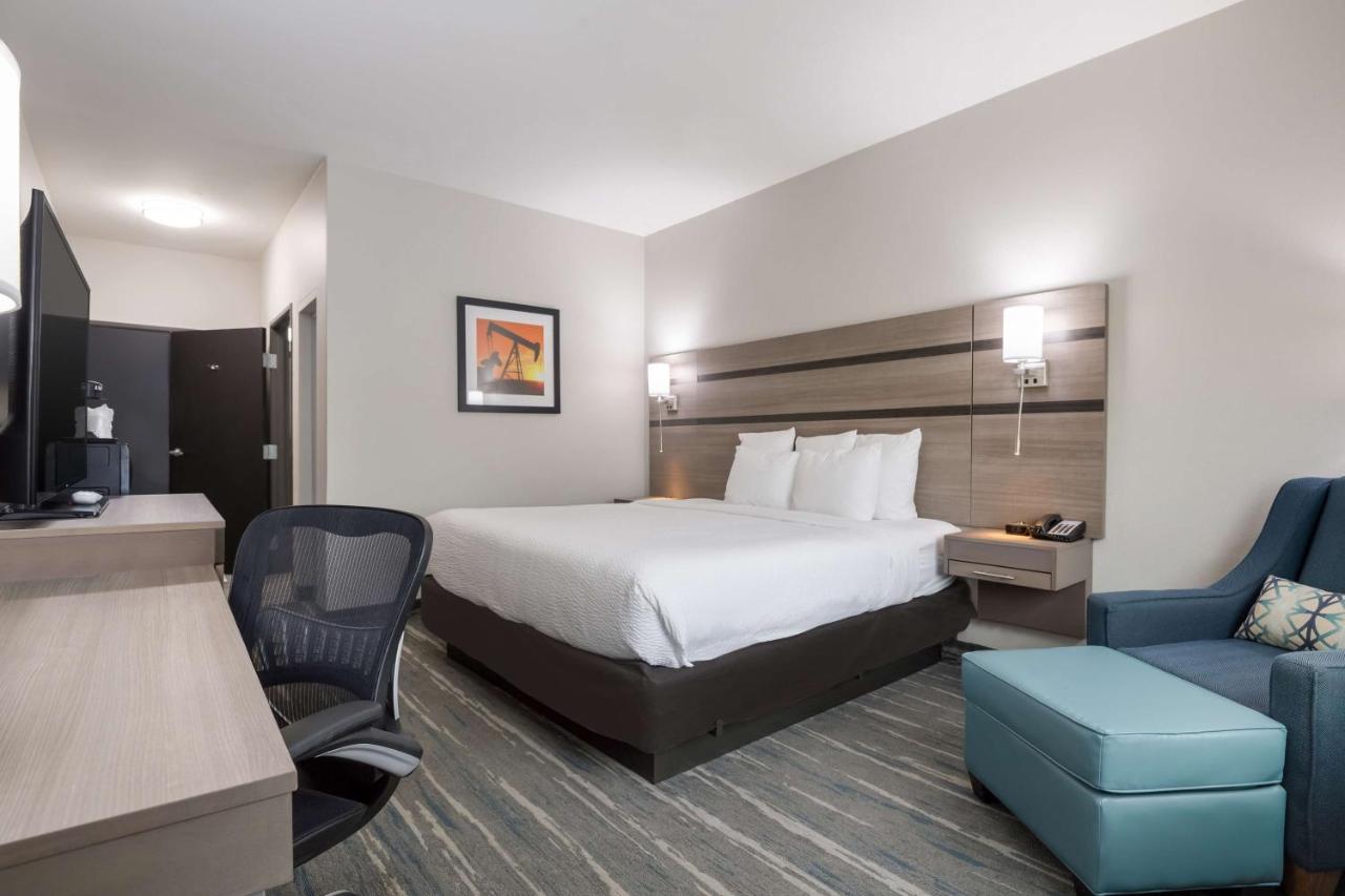 King Room with Bath Tub - Mobility Accessible at Best Western NSU Inn