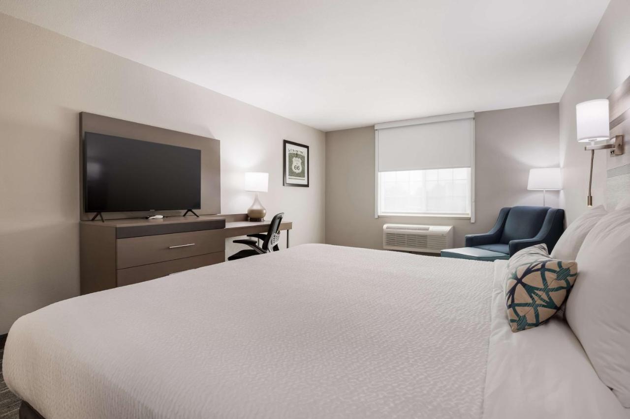 King Room at Best Western NSU Inn