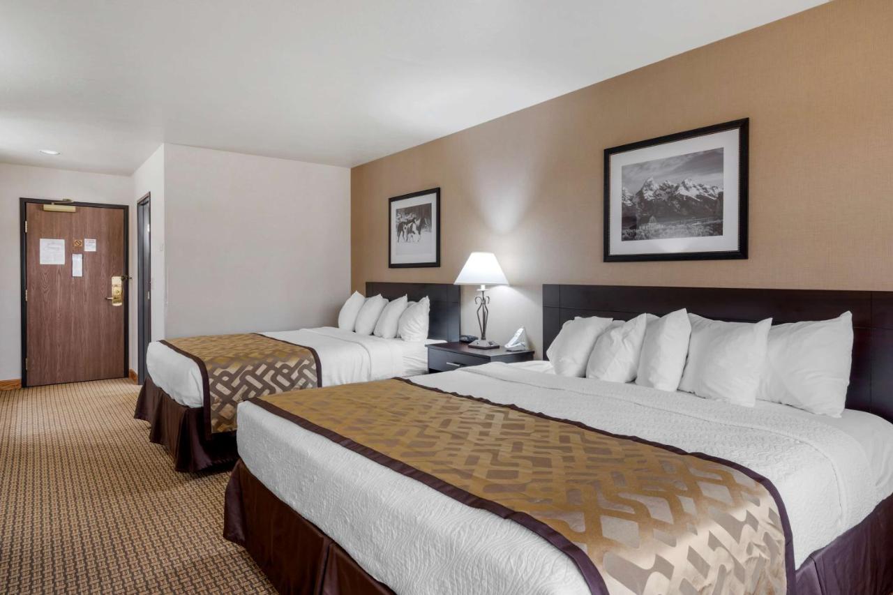 Oversized King Room with Queen Bed at Best Western Pinedale Inn