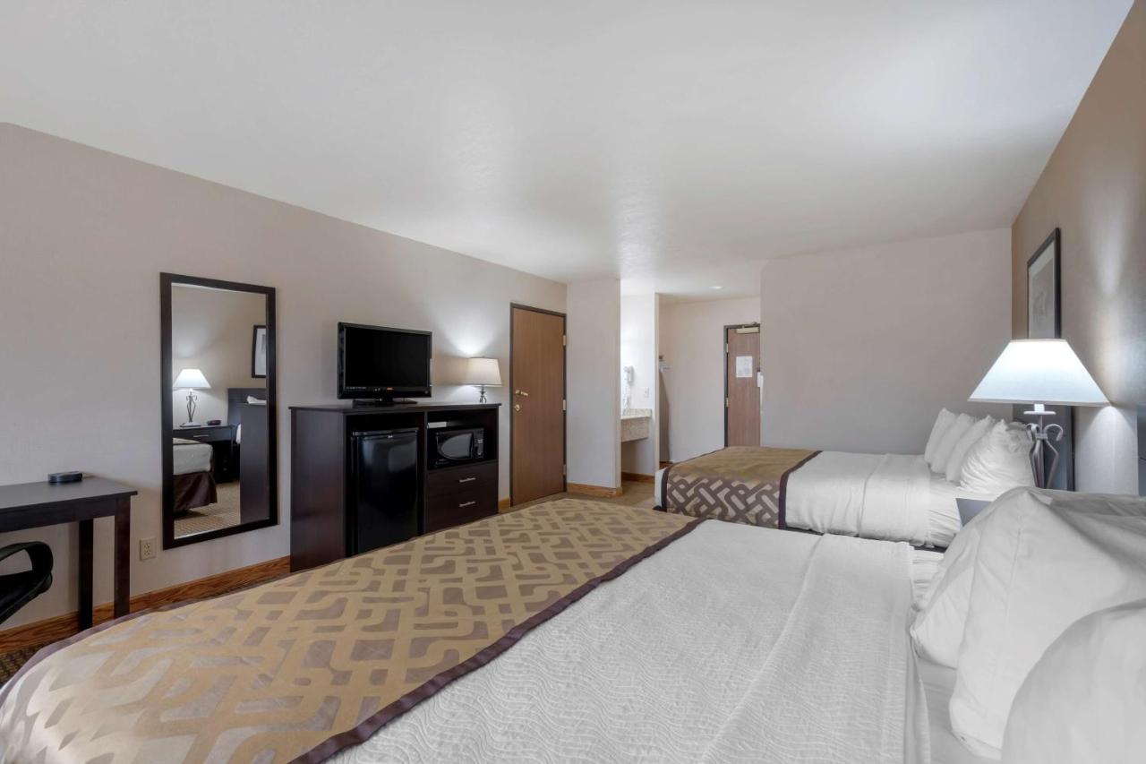 Oversized King Room with Queen Bed at Best Western Pinedale Inn