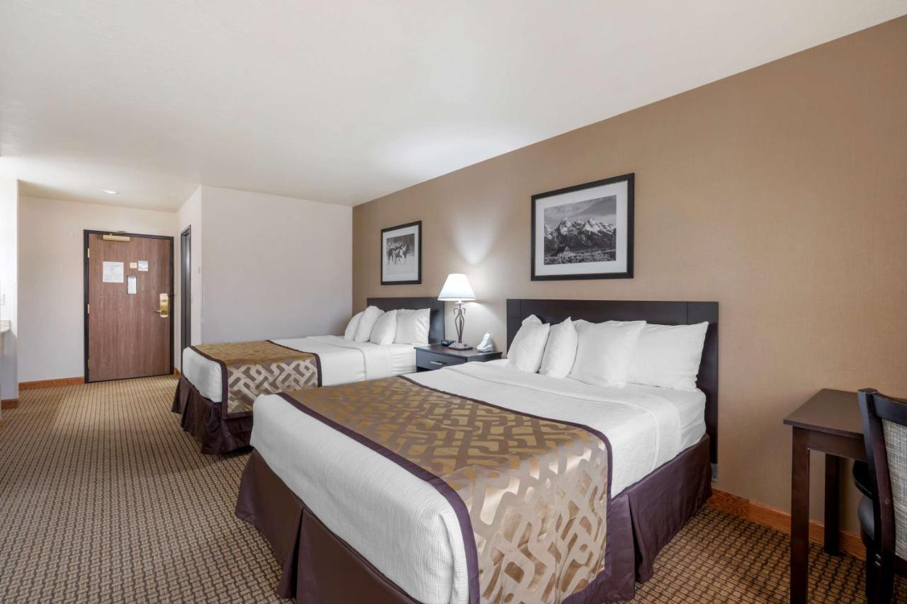 Queen Room with Two Queen Beds - Disability Access at Best Western Pinedale Inn