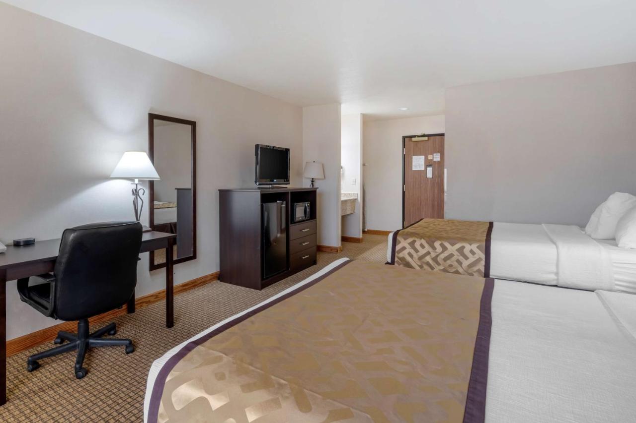 Queen Room with Two Queen Beds - Disability Access at Best Western Pinedale Inn