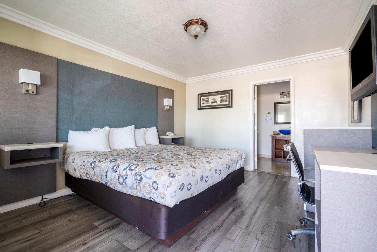 King Room - Non-Smoking at Solaire Inn & Suites