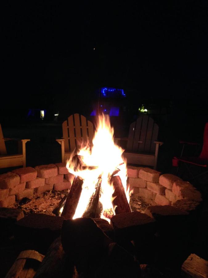 | Lowes Wharf Marina Inn