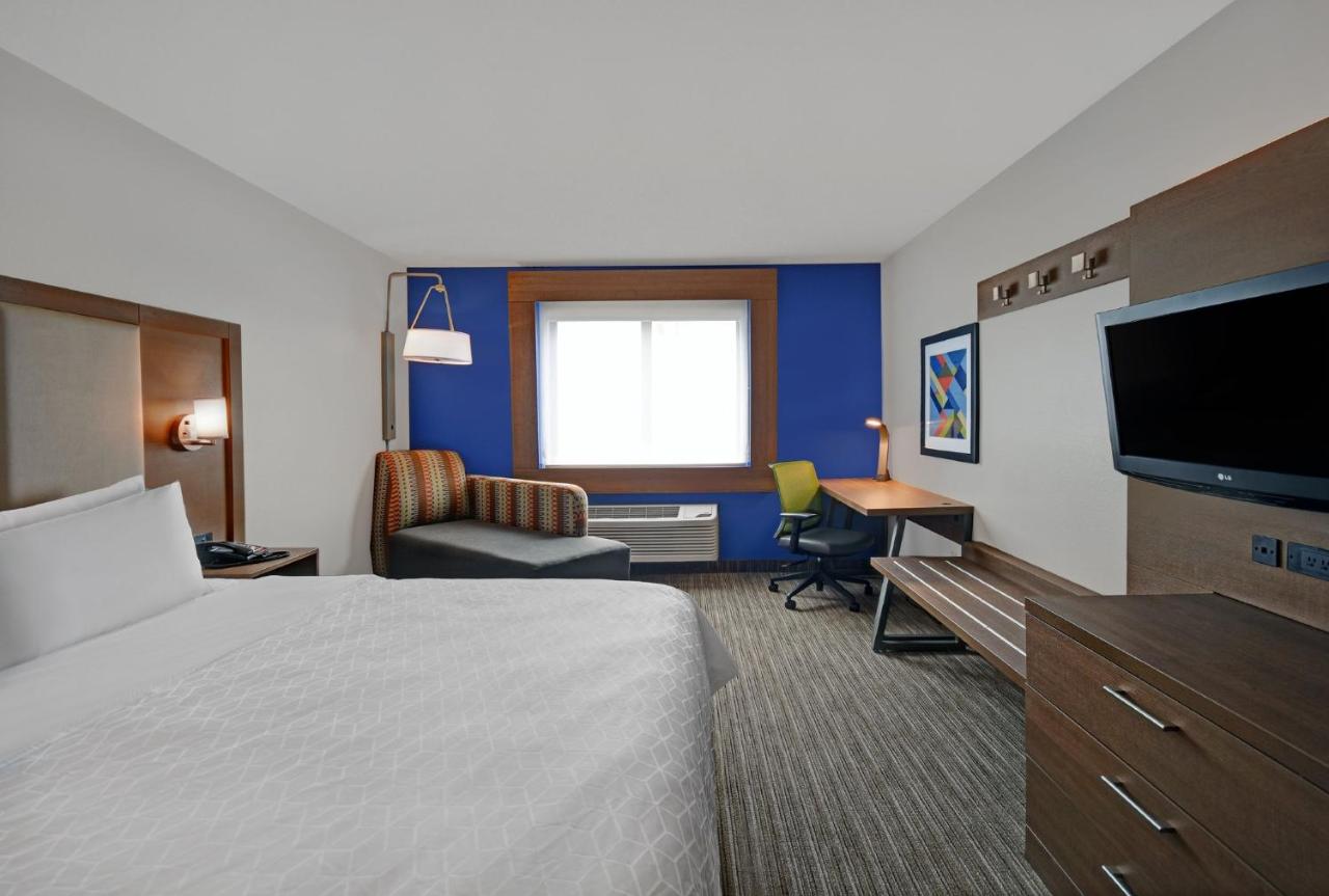 King Room at Holiday Inn Express Marshall by IHG