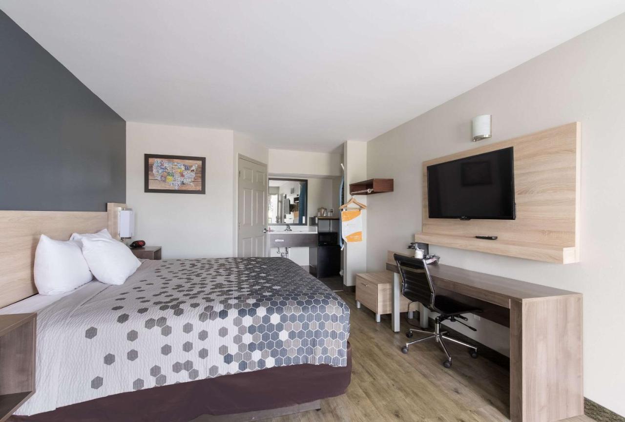 King Room - Non-Smoking at Econo Lodge Greenville near University