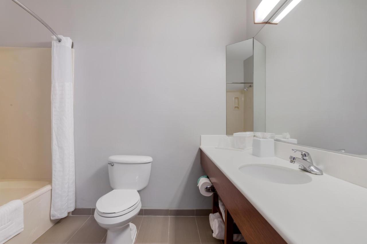 King Suite at Garner Hotel La Porte Bay Area by IHG