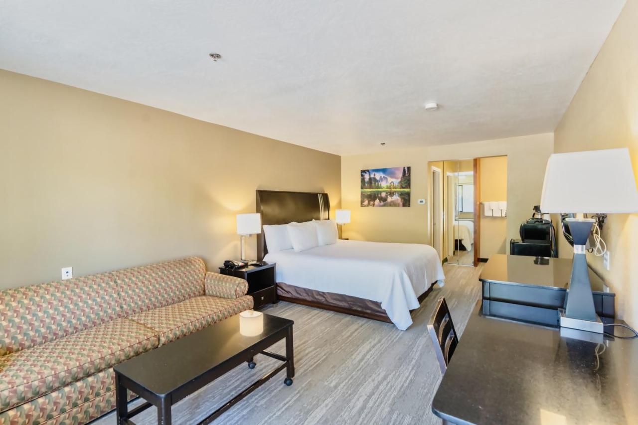 Deluxe King Room at The Oakhurst Inn at Yosemite