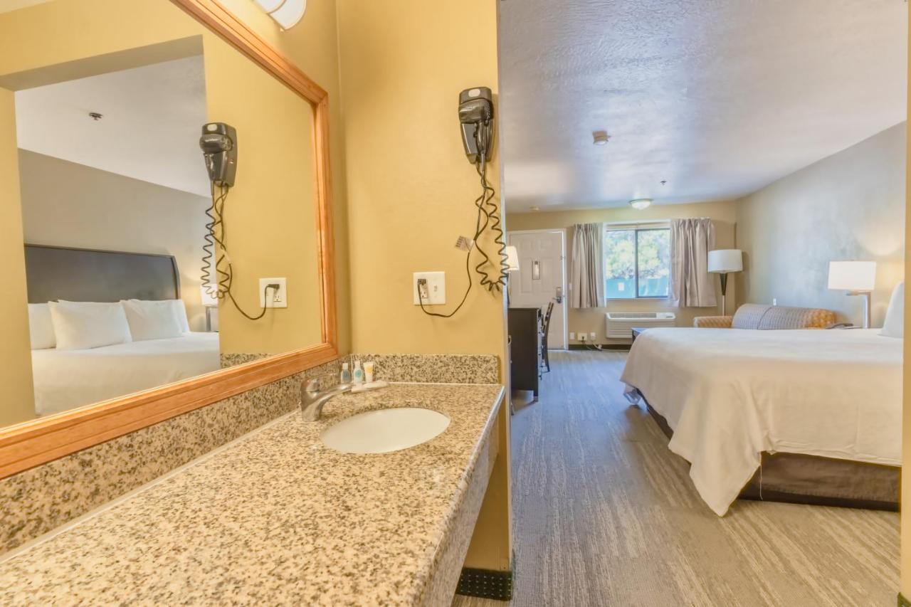 King Room at The Oakhurst Inn at Yosemite