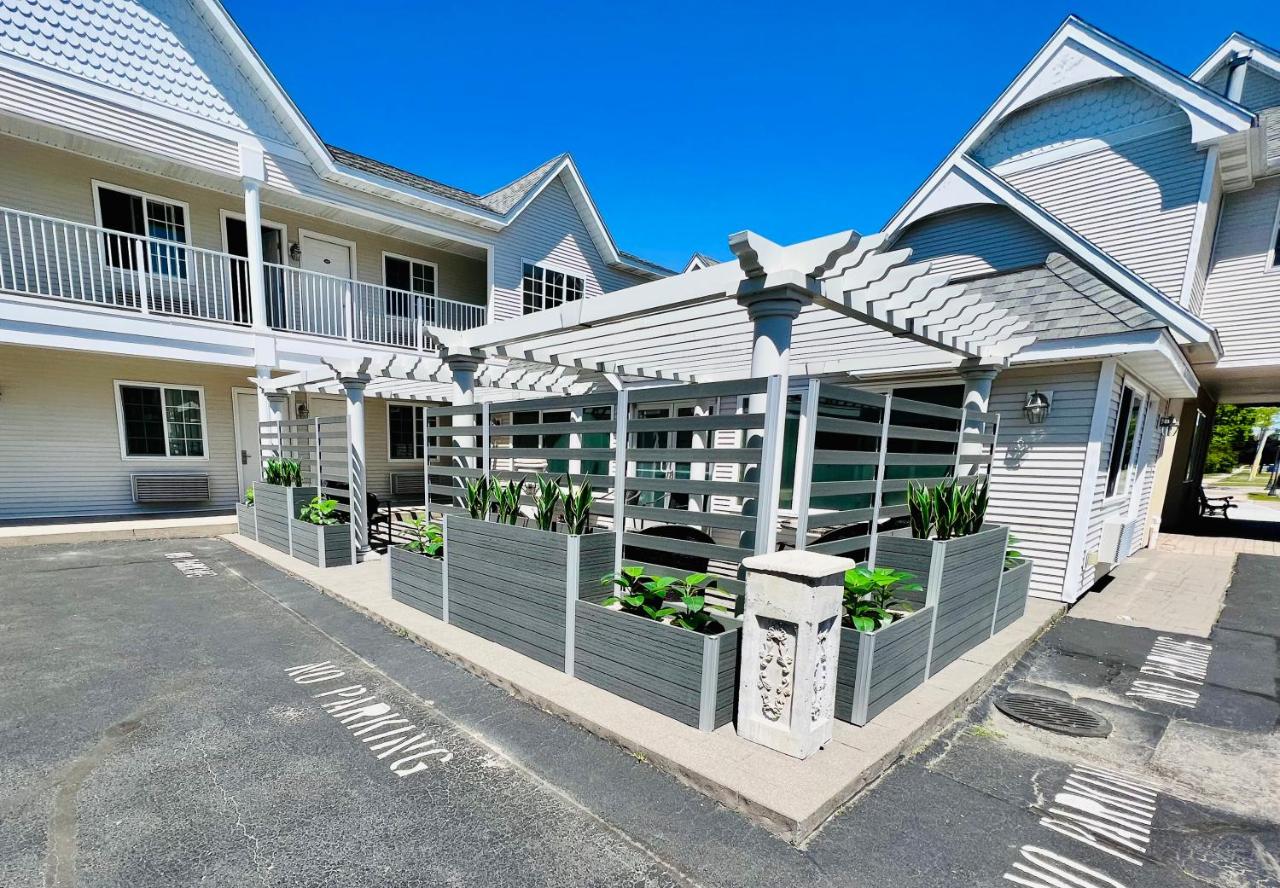 | Court Plaza Inn & Suites of Mackinaw