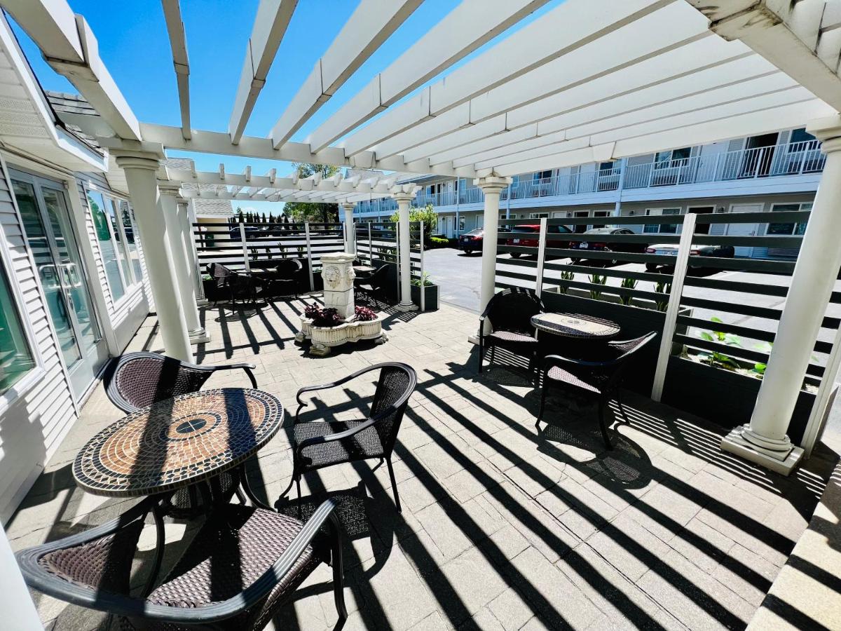 | Court Plaza Inn & Suites of Mackinaw