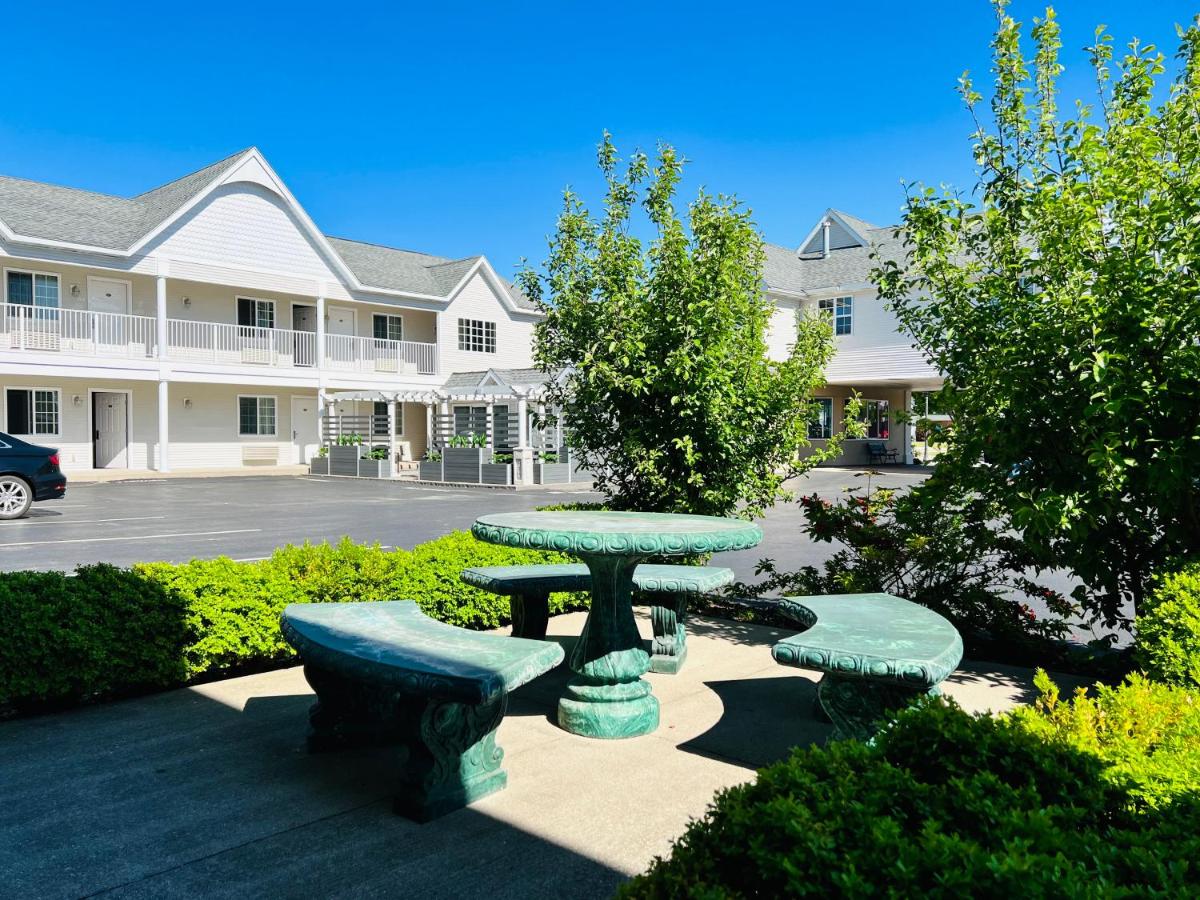 | Court Plaza Inn & Suites of Mackinaw